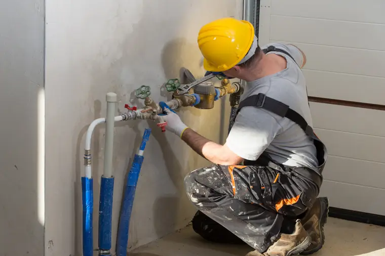 Profissional realizando manutenção hidráulica